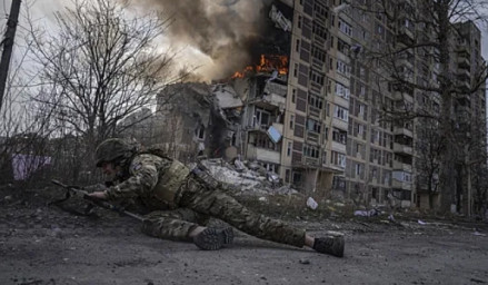 Российские войска эвакуировали более 20 брошенных в Авдеевке раненых солдат ВСУ .