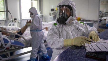 «Вирус слабеет»: ученые спорят о второй волне пандемии