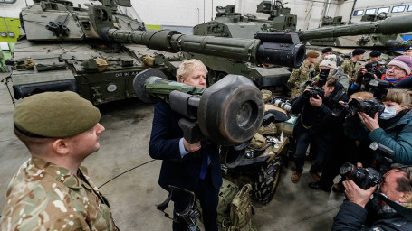 США считает  нужно передавать оружие Украине в кредит