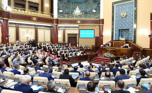 Парламент Казахстана принял законопроект о казахском языке на указателях и вывесках.