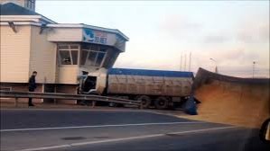 Водитель грузовика погиб, врезавшись в пост ДПС в г. Сочи.