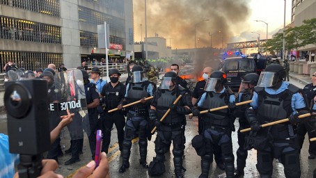 В Филадельфии из-за массовых беспорядков пострадали 13 полицейских