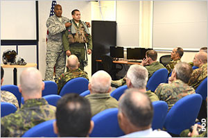 Делегаты разных стран инспектируют базу ВВС США в рамках Венского соглашения