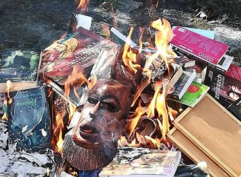 Польские священники сожгли книги о Гарри Поттере перед костелом