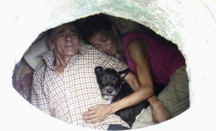 Муж и жена больше 20 лет живут в канализационном люке