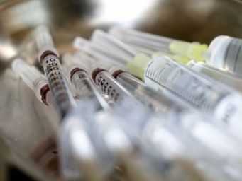 Идея закона об обязательной прививке против COVID-19 взорвала сети