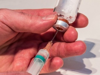 Тотальная вакцинация: непривитым россиянам власти пригрозили суровыми мерами