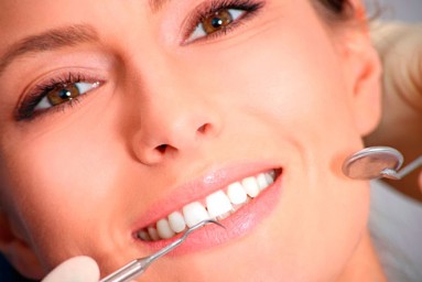Профессиональная чистка зубов в стоматологии